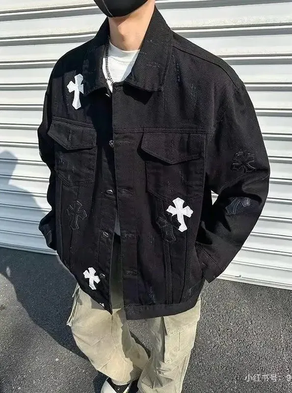P260 💰 Chrome Hearts Chrome Hearts Cross-Patch Leather Embroidered Shirt Denim Jacket OS version can be worn by both men and women! The fabric is made of twill gauze cotton fabric! The texture is clear and smooth, not easy to wrinkle or fade! The embroidery process is complex and repetitive. There are more than 20 leather labels. It takes 6 repeated embroidery steps to complete the back body. The requirements for the embroidery machine are very strict, and the distance is 45 cm! It won’t work if the spacing is too big, and it won’t work if it’s too small! We make clothes with care, and every detail must be restored one to one! The hardware is all carved and cast, and they are all genuine from the original factory! This piece of clothing consumes a lot of material, with more than 3 meters of material used for one piece of clothing! After the garment is made, it needs to be fixed at high temperature, washed at a water temperature of more than 70 degrees, and softened by adding softener to make the upper body softer and smoother! There is a flap on the sleeve that can be stored into short sleeves! Make it fit that understanding Color: Black White Size: S-M-L-XL